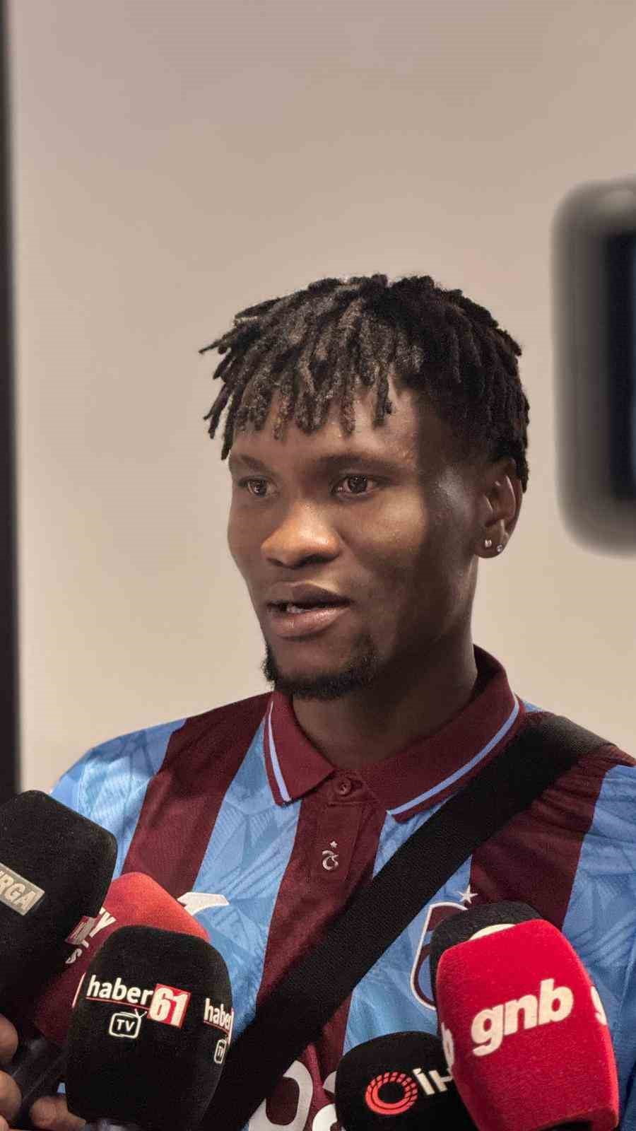 TRABZONSPOR’UN YENİ TRANSFERİ NİJERYALI FUTBOLCU CHİBUİKE NWAİWU, TRABZON’A GELDİ. BORDO-MAVİLİ...