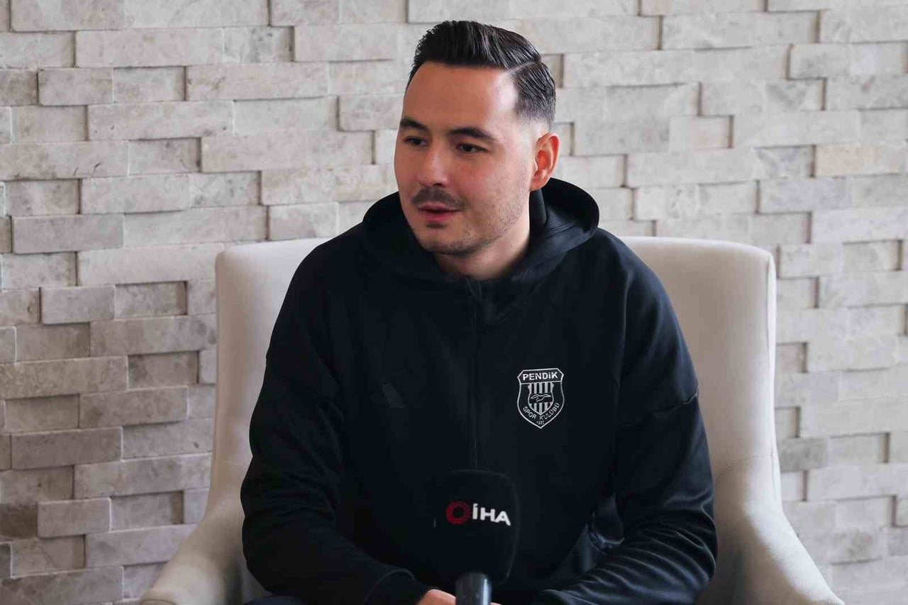 TRENDYOL 1. LİG'DE İLK DEVREYİ İKİNCİ SIRADA TAMAMLAYAN PENDİKSPOR'UN SAVUNMA OYUNCUSU BERKAY...