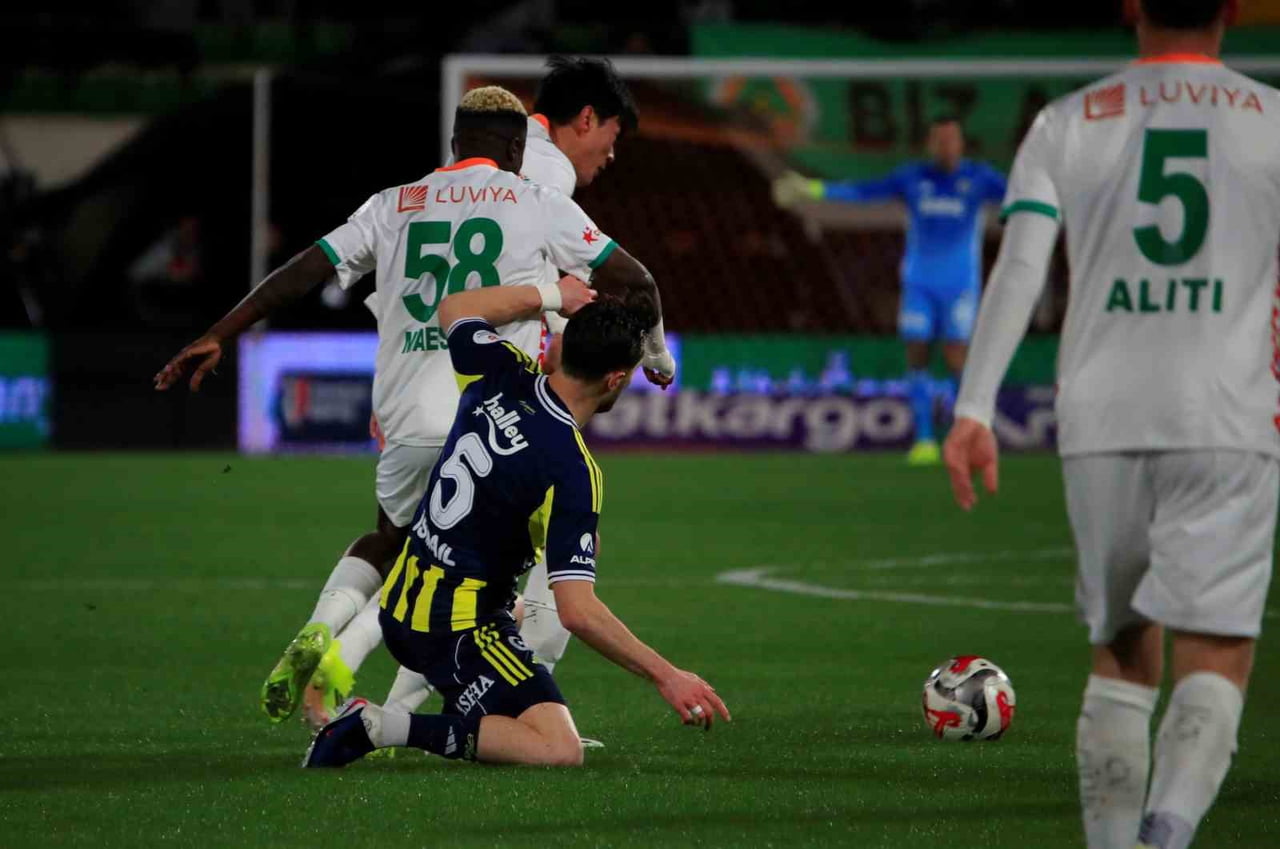 TRENDYOL SÜPER LİG'İN 18. HAFTASINDA CORENDON ALANYASPOR EVİNDE FENERBAHÇE İLE KARŞILAŞIYOR....