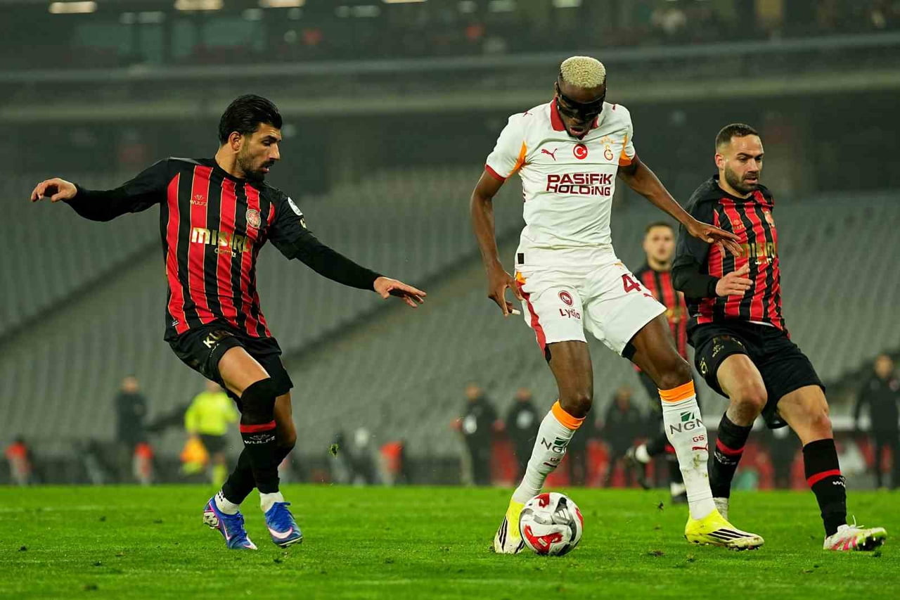 TRENDYOL SÜPER LİG'İN 19. HAFTASI FATİH KARAGÜMRÜK 1-3 GALATASARAY