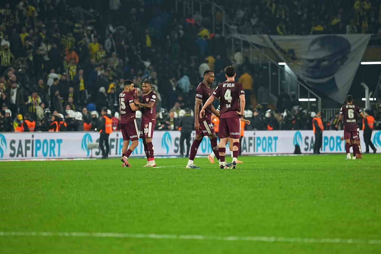 TRENDYOL SÜPER LİG'İN 19. HAFTASINDA FENERBAHÇE, SAHASINDA KARŞILAŞTIĞI GÖZTEPE İLE 1-1 BERABERE...