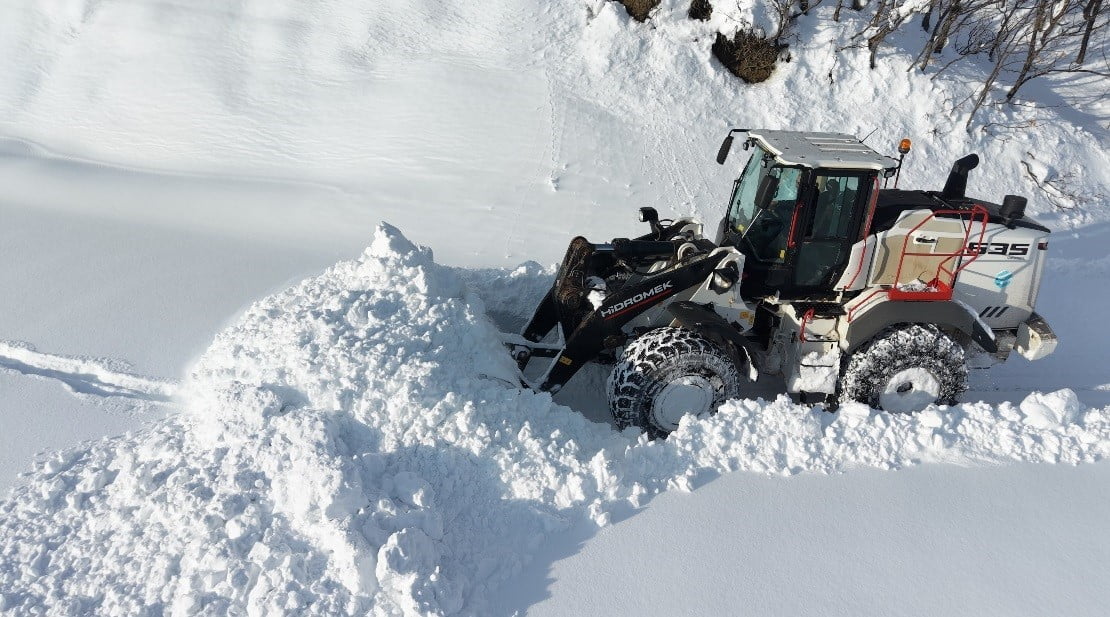 TUNCELİ’DE ETKİLİ OLAN KAR YAĞIŞIYLA BİRLİKTE KENT GENELİNDE BULUNAN 362 KÖY YOLUNUN 178’İ ULAŞIMA...