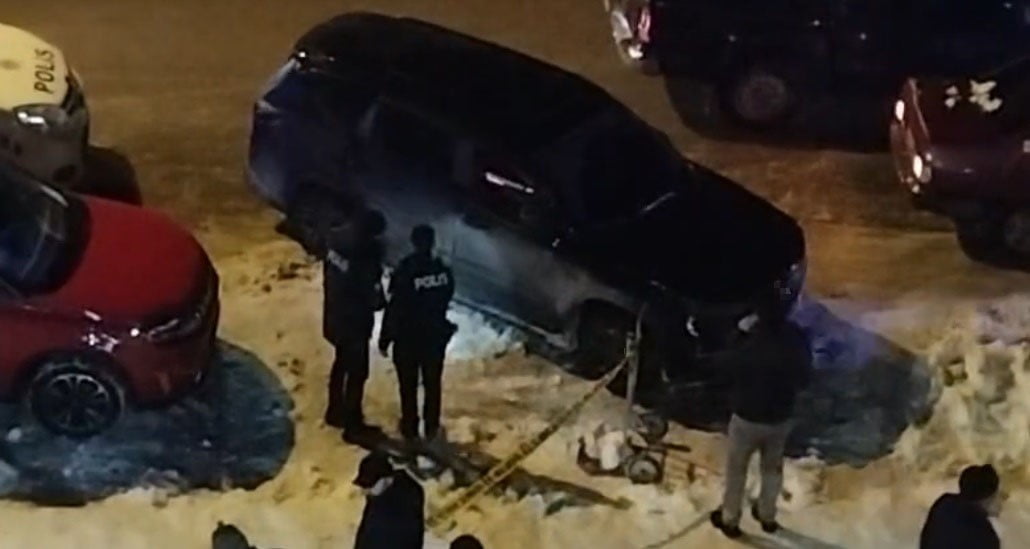 TUNCELİ’DE KAR MASKELİ BİR ŞAHIS, ARAÇTAN İNEN KİŞİLERE ATEŞ AÇARAK OLAY YERİNDEN KAÇTI. SALDIRIDA...