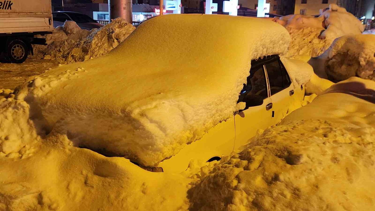 TUNCELİ’DE YAKLAŞIK 20 GÜNDÜR ARALIKLARLA ETKİSİNİ SÜRDÜREN YOĞUN KAR YAĞIŞI, ŞEHİR MERKEZİNDE...