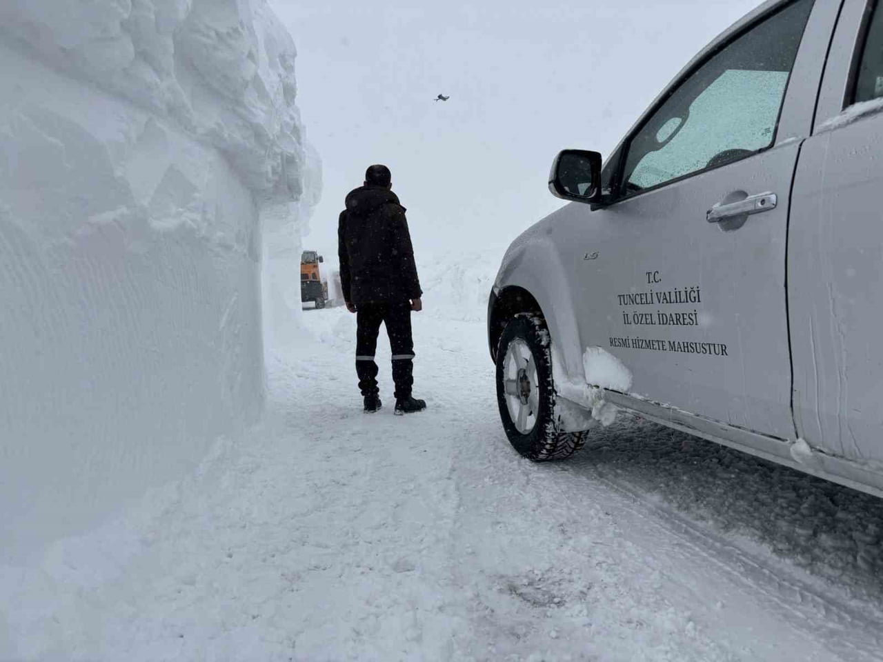TUNCELİ’DE YOĞUN KAR YAĞIŞI VE BUZLANMA NEDENİYLE 83 KÖY YOLU ULAŞIMA KAPANIRKEN, EKİPLERİN...