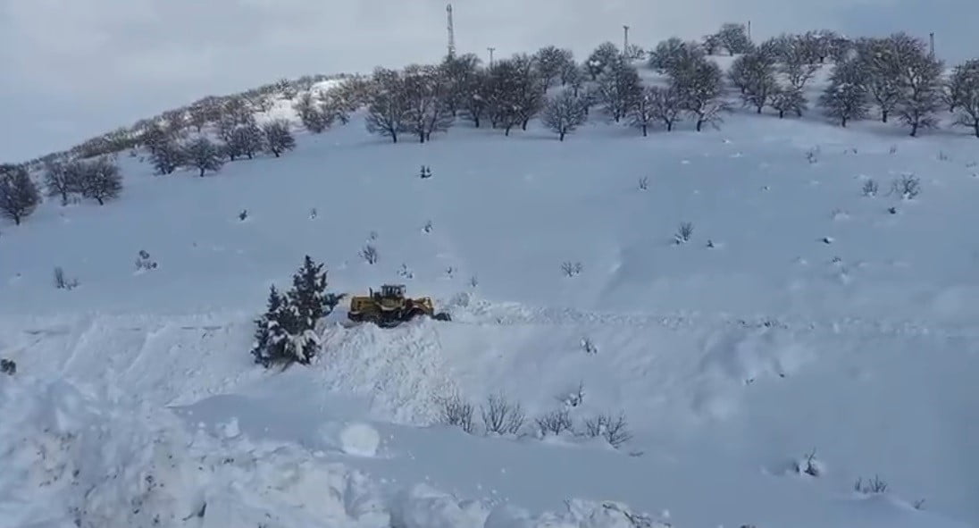 TUNCELİ İL ÖZEL İDARESİ EKİPLERİ, İL GENELİNDE ETKİSİNİ SÜRDÜREN YOĞUN KAR YAĞIŞINA RAĞMEN KARLA...