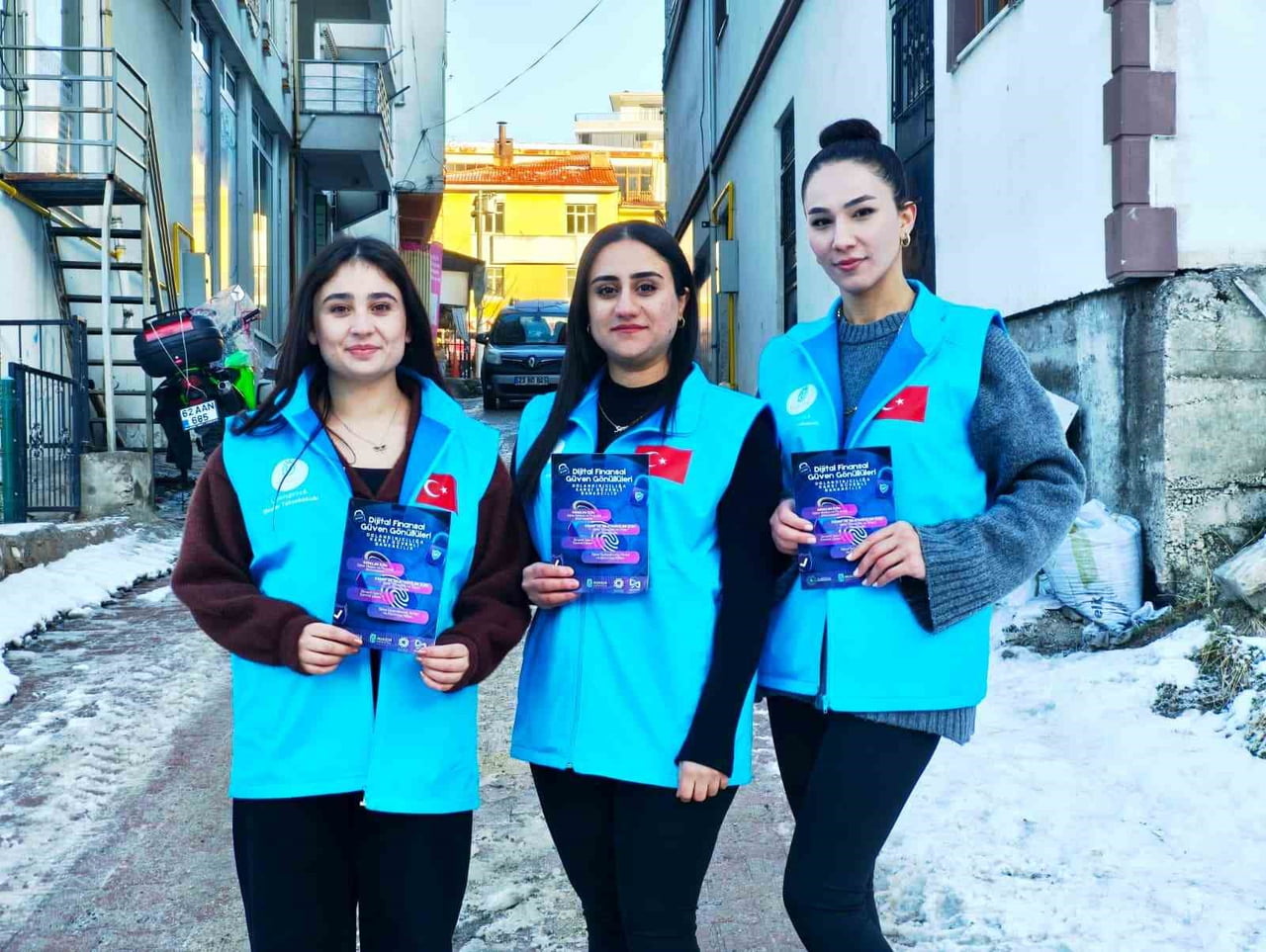 TUNCELİ’NİN ÇEMİŞGEZEK İLÇESİNDE GÖNÜLLÜ GENÇLER, ÖZELLİKLE YAŞLI VATANDAŞLARI HEDEF ALAN DİJİTAL...