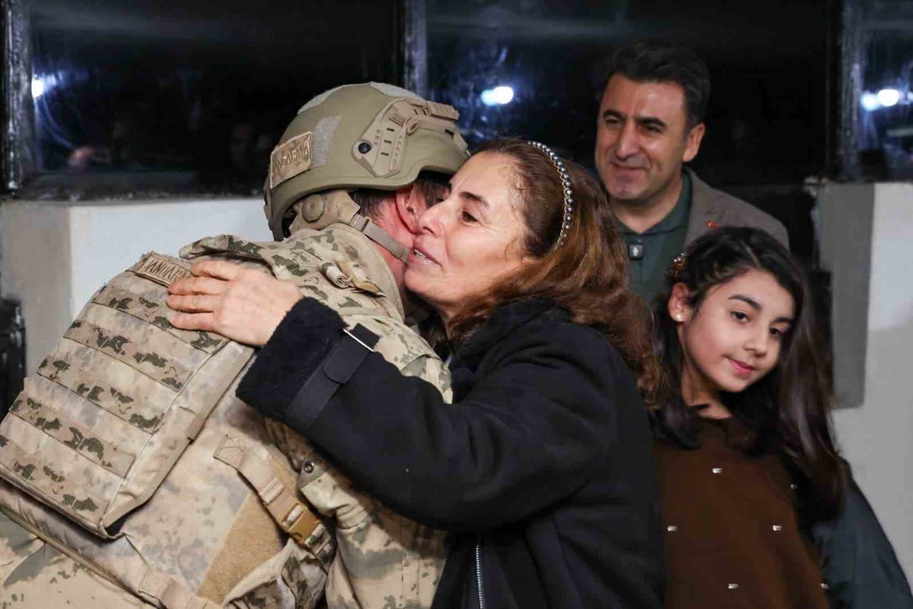 TUNCELİ VALİSİ ŞEFİK AYGÖL’ÜN YENİ YIL DOLAYISIYLA ZİYARET ETTİĞİ ŞEHİT J. ER ÖZKAN ÖZDEN YAŞAM...