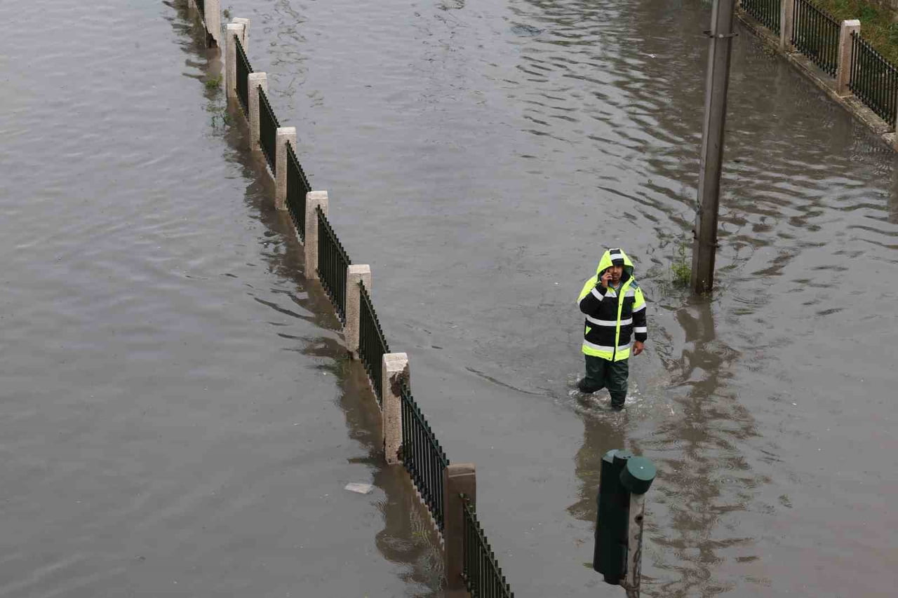 TUNUS'TA 1950 YILINDAN BU YANA GÖRÜLEN ŞİDDETLİ YAĞIŞLARDA 4 KİŞİ HAYATINI KAYBETTİ.