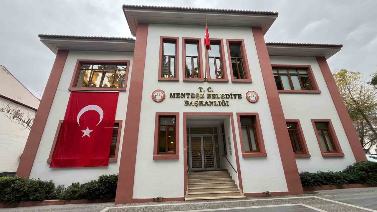 TÜRK BAYRAĞINA YÖNELİK GERÇEKLEŞTİRİLEN SALDIRININ ARDINDAN MUĞLA BÜYÜKŞEHİR BELEDİYE BAŞKANI...