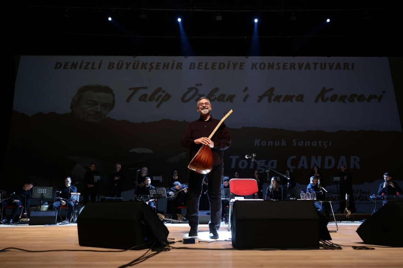 TÜRK HALK MÜZİĞİNİN BİLİMSEL VE SANATSAL MİRASINA ÖMRÜNÜ ADAMIŞ BÜYÜK USTA TALİP ÖZKAN, DENİZLİ’DE...