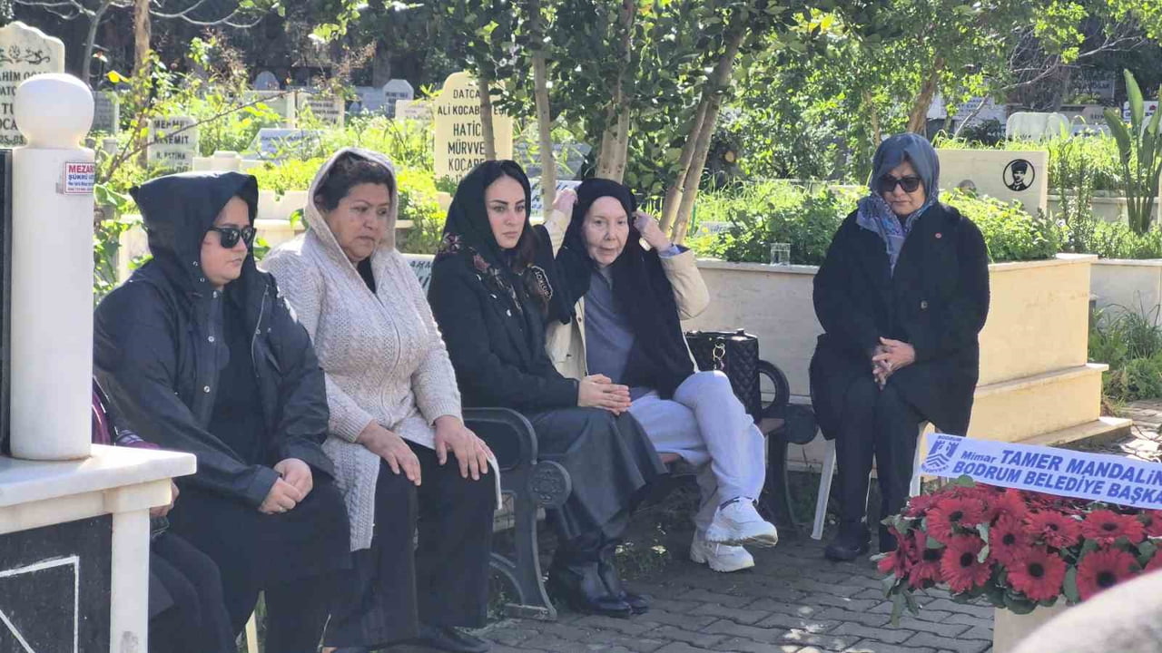 TÜRK SİNEMASININ UNUTULMAZ İSİMLERİNDEN FATMA GİRİK, BODRUM'DAKİ MEZARI BAŞINDA DÜZENLENEN TÖRENLE...