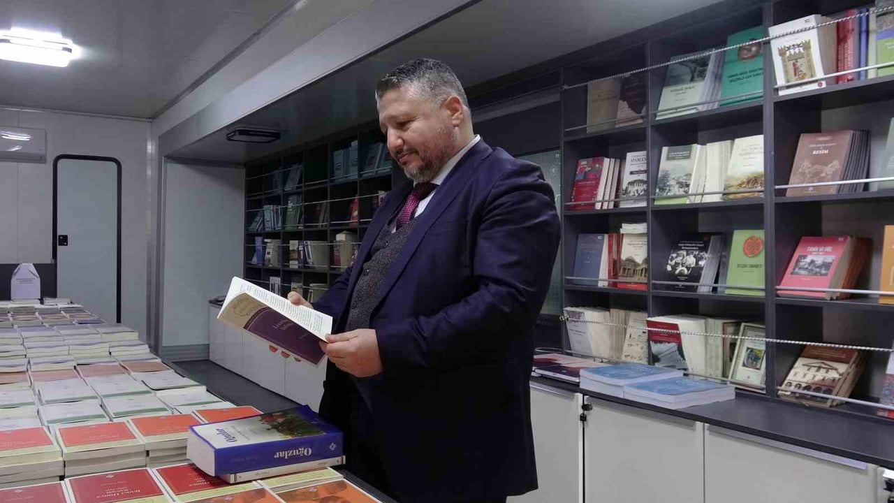 TÜRK TARİH KURUMU'NUN TÜRKİYE GENELİNDE BAŞLATTIĞI MOBİL KİTAP PROJESİNİN İKİNCİ DURAĞINDA...