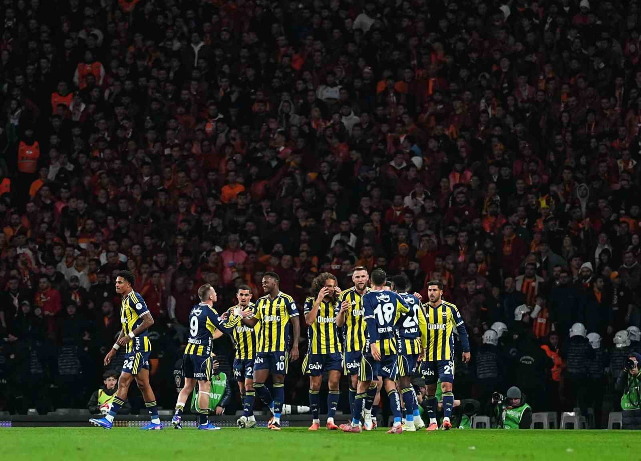 TURKCELL SÜPER KUPA FİNALİNDE GALATASARAY’I 2-0 MAĞLUP EDEREK KUPAYA UZANAN FENERBAHÇE, 4 MAÇ...