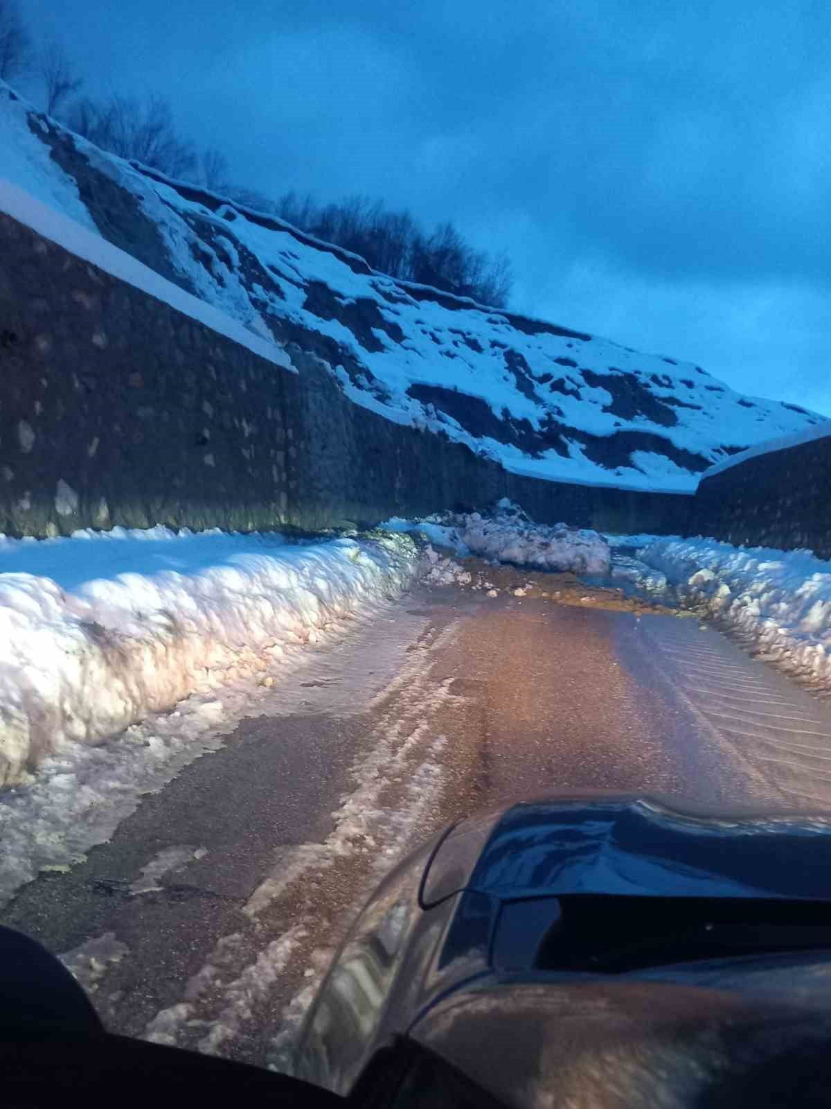 TÜRKELİ'DE KÖY GRUP YOLU ULAŞIMA KAPANDI TÜRKELİ İLÇESİNE BAĞLI DÜZLER–CELLALER GRUP YOLU’NUN...