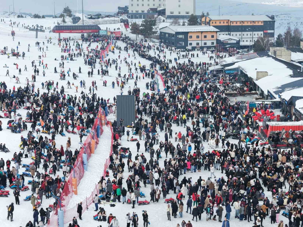 TÜRKİYE'NİN EN ÖNEMLİ KAYAK MERKEZLERİNDEN OLAN ERCİYES, HAFTA SONU 320 BİN KİŞİYİ...