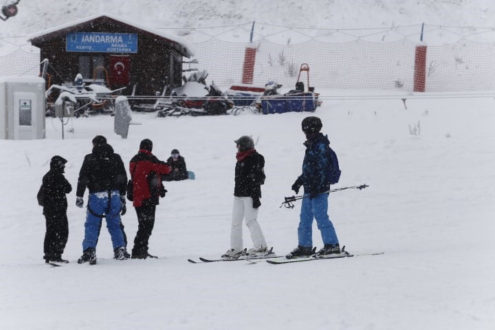TÜRKİYE'NİN ÖNEMLİ KIŞ TURİZMİ MERKEZLERİNDEN ULUDAĞ'DA SOĞUK HAVA ETKİSİNİ ARTIRDI. BÖLGEDE HAVA...