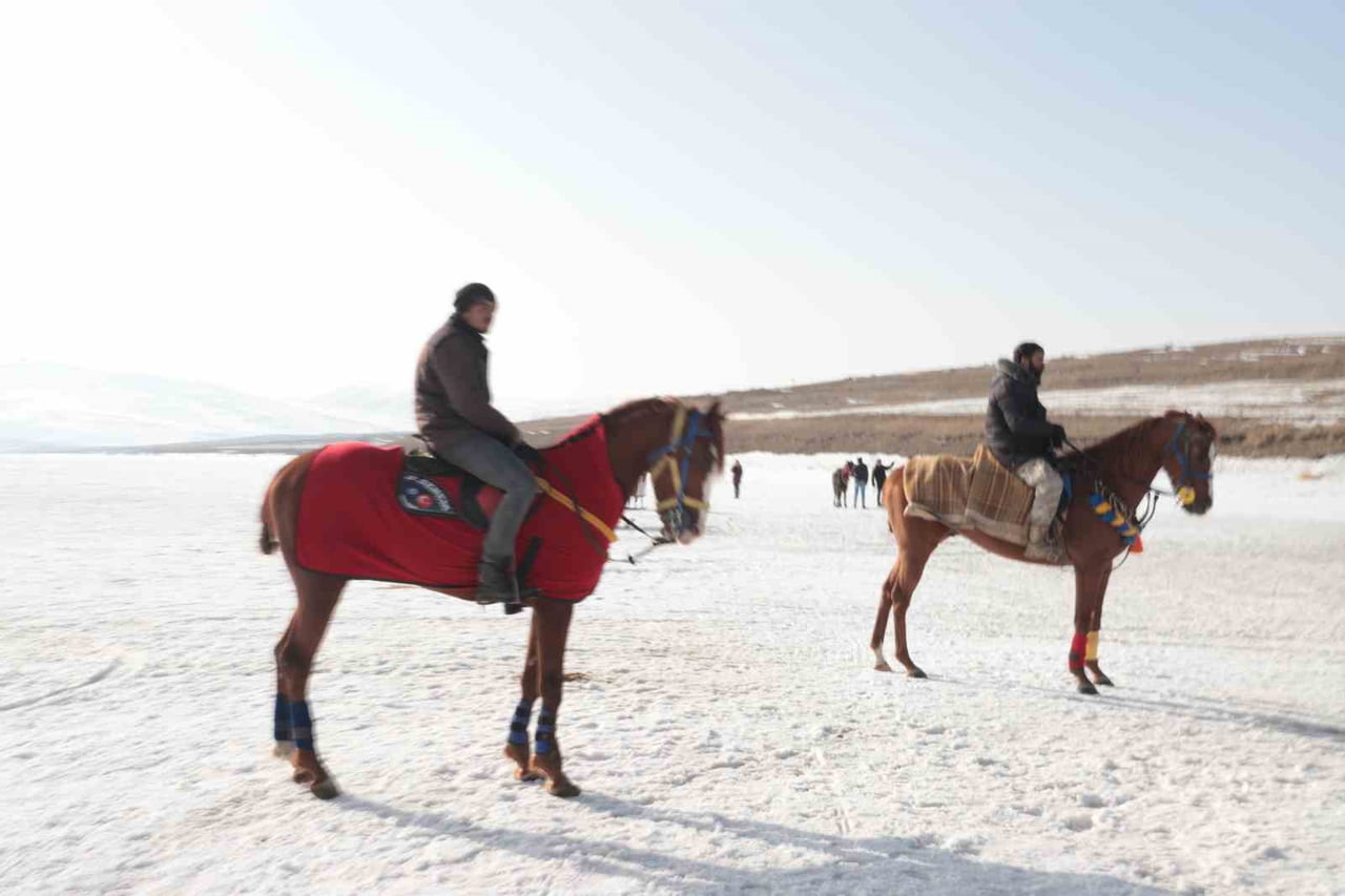 TÜRKİYE'NİN ÖNEMLİ TURİZM MERKEZLERİNDEN OLAN ARDAHAN'DAKİ ÇILDIR GÖLÜ, SAHİP OLDUĞU DOĞAL YAPISI...