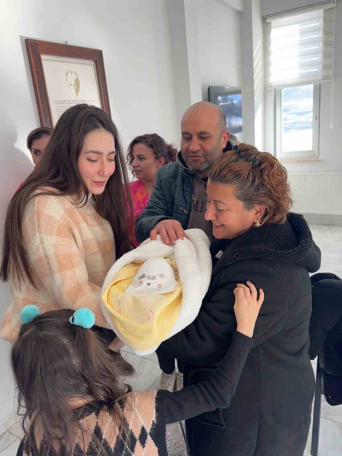 TÜRKİYE’DE İLK KEZ 2025 AİLE YILI KAPSAMINDA UYGULANAN ‘GEÇİCİ KORUYUCU AİLE’ MODELİYLE AİLE...