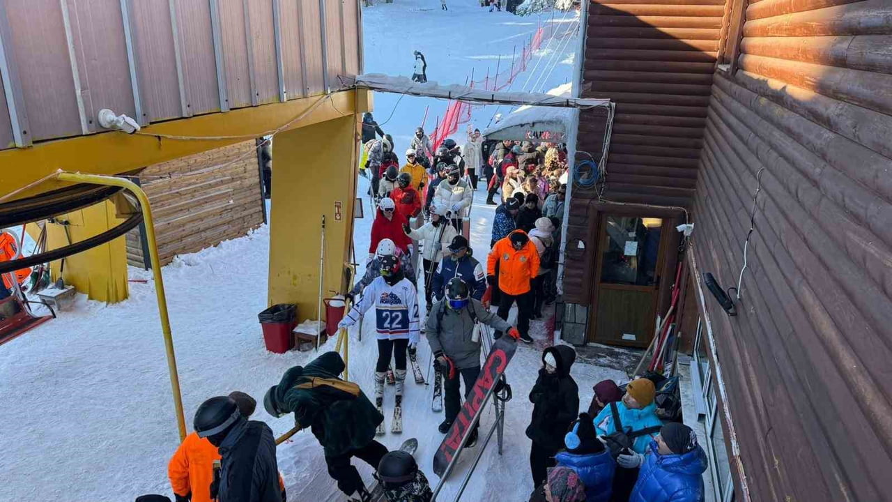 TÜRKİYE GENELİNDE OKULLARIN SÖMESTR TATİLİNE GİRMESİYLE BİRLİKTE ULUDAĞ ZİRVESİ TURİST AKININA...