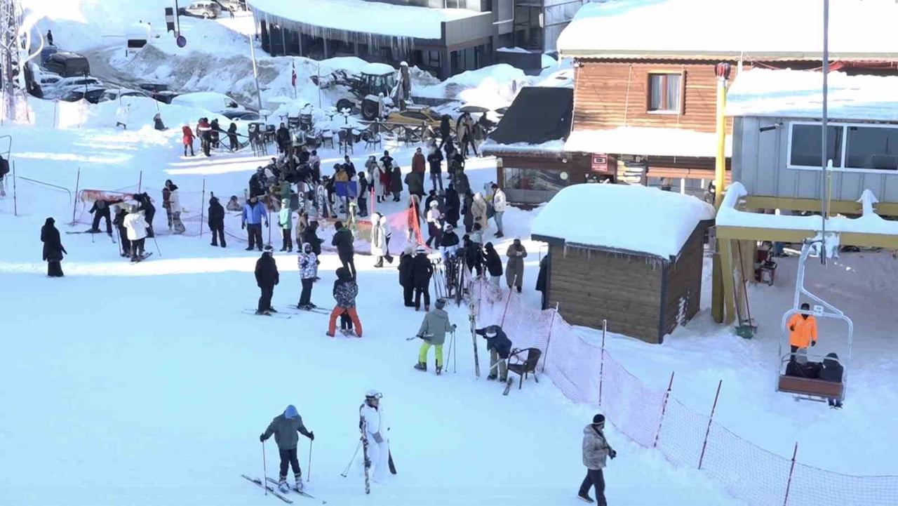 TÜRKİYE GENELİNDE OKULLARIN YARIYIL TATİLİNE GİRMESİYLE BİRLİKTE ULUDAĞ'DA YAŞANAN YOĞUNLUK EN ÇOK...