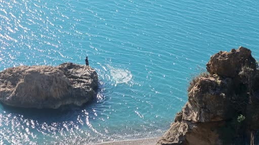 Türkiye kar tatilindeyken Antalya’da öğrenciler deniz keyfi yaptı