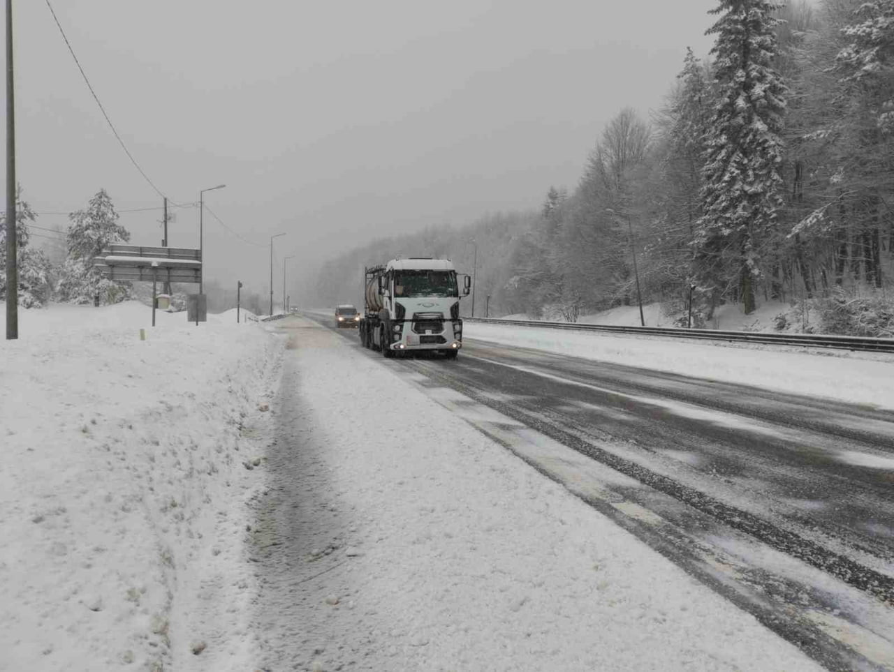 TÜRKİYE’NİN EN ÖNEMLİ GEÇİŞ GÜZERGAHLARINDAN BİRİ OLAN BOLU DAĞI'NDA GECE SAATLERİNDE BAŞLAYAN KAR...