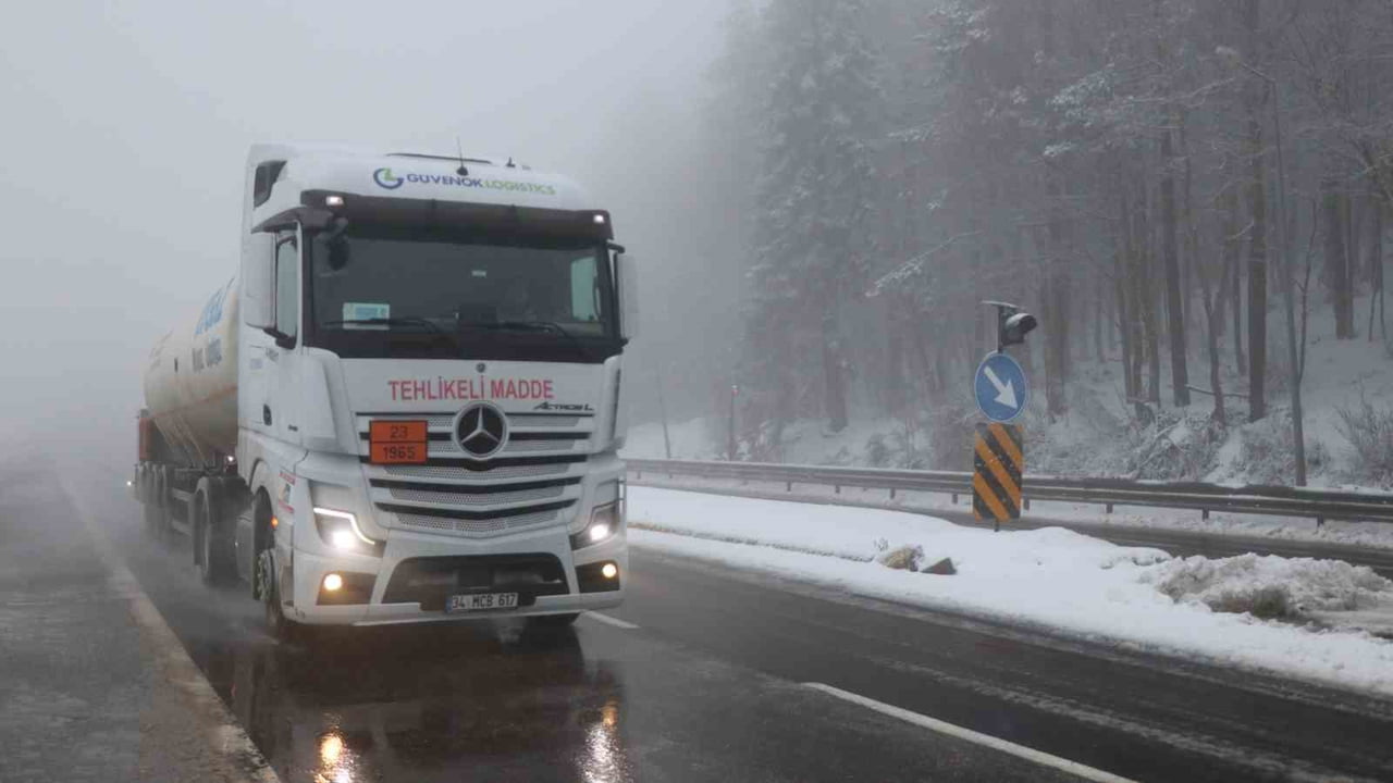 TÜRKİYE’NİN EN ÖNEMLİ GEÇİŞ GÜZERGAHLARINDAN BİRİ OLAN BOLU DAĞI'NDA  HAFİF KAR YAĞIŞI VE YOĞUN...