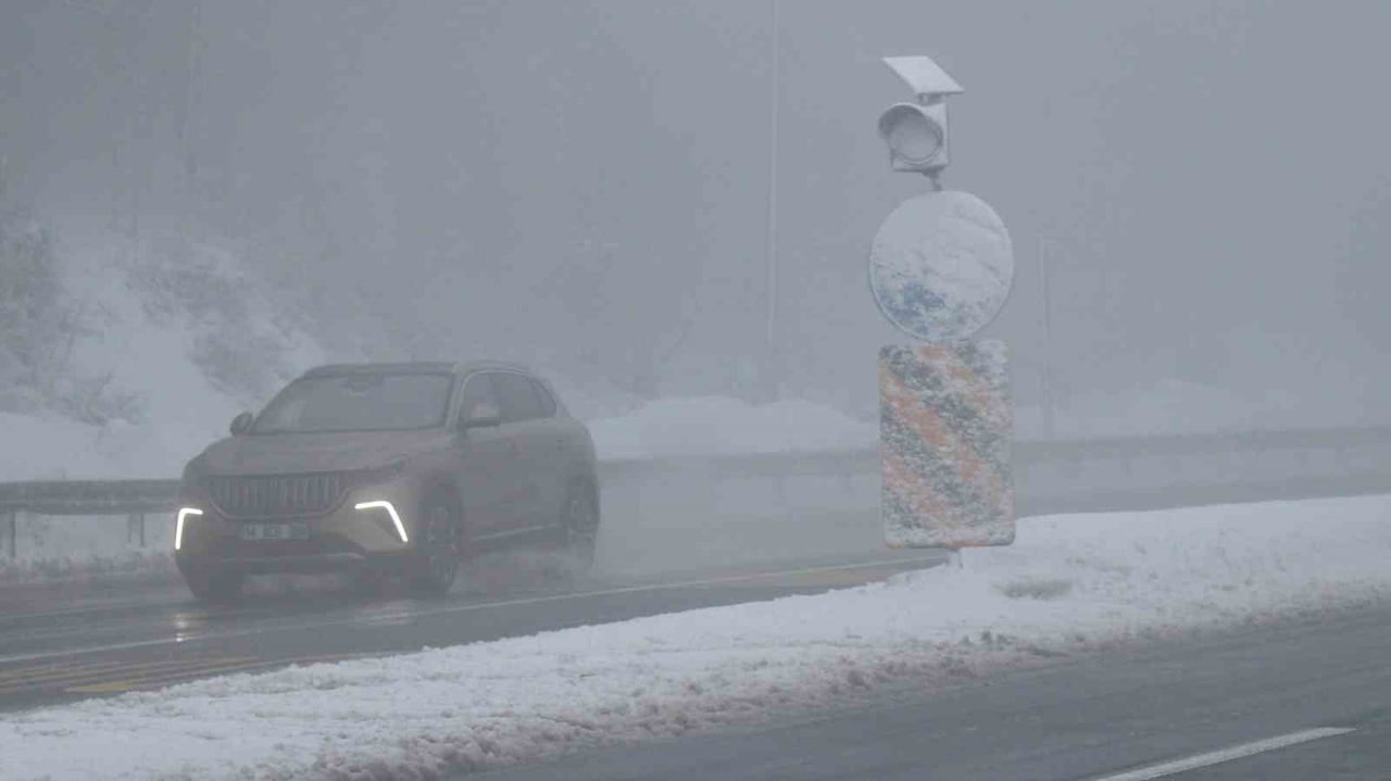 TÜRKİYE’NİN EN ÖNEMLİ GEÇİŞ GÜZERGAHLARINDAN BİRİ OLAN BOLU DAĞI'NDA  HAFİF KAR YAĞIŞI VE YOĞUN...