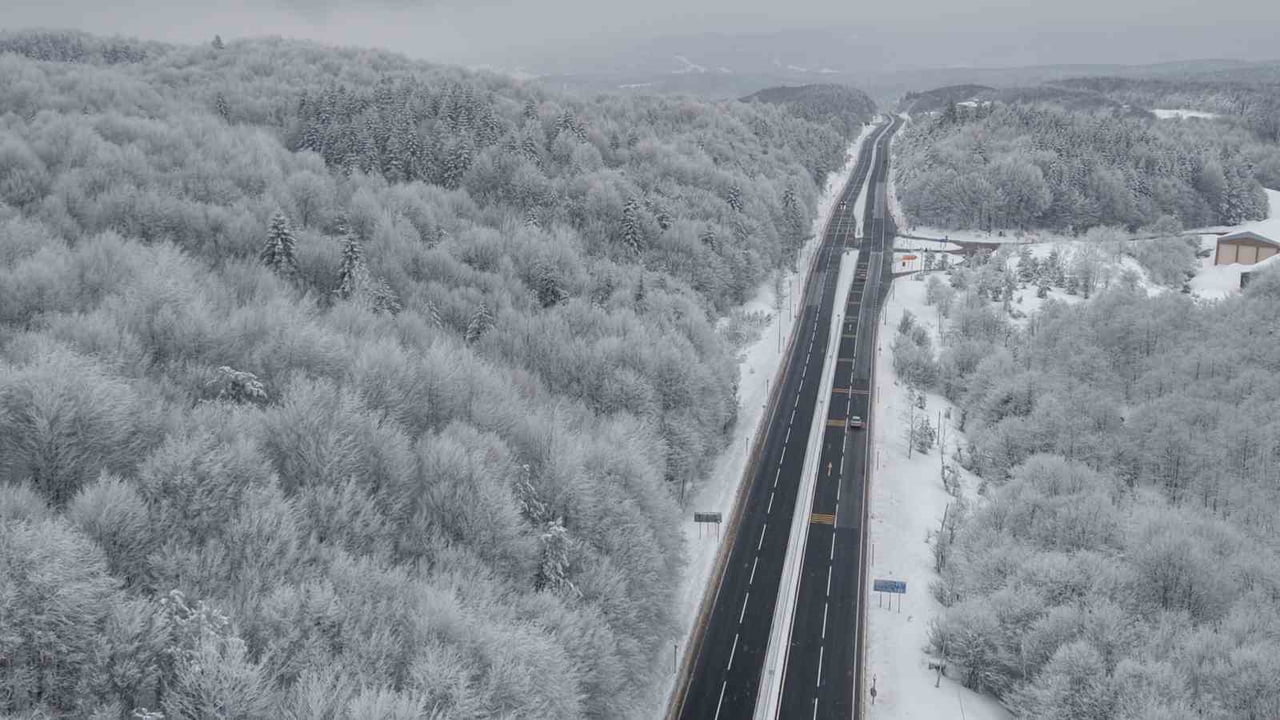 TÜRKİYE’NİN EN ÖNEMLİ GEÇİŞ GÜZERGAHLARINDAN BİRİSİ OLAN BOLU DAĞI’NDA ETKİLİ OLAN KAR YAĞIŞI İLE...