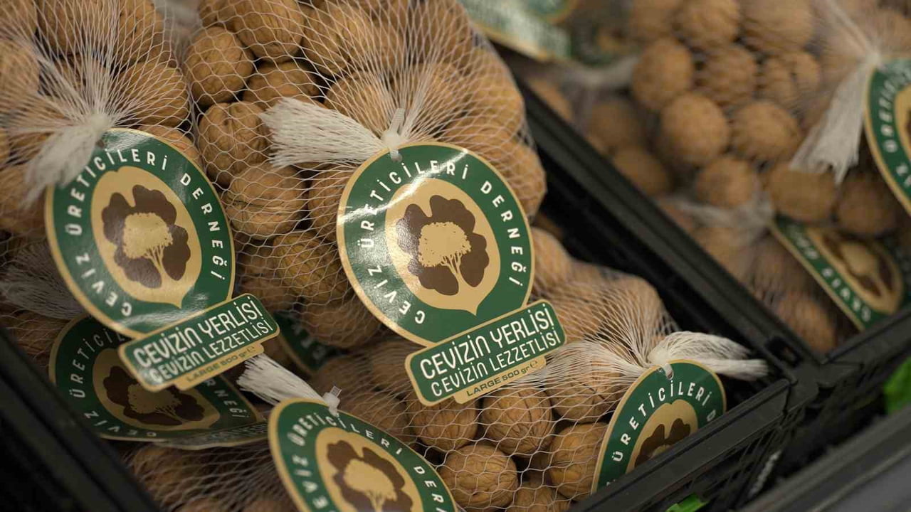 TÜRKİYE’NİN EN YAYGIN ZİNCİR MARKETLERİNDEN BİRİ OLAN A101, CEVİZ ÜRETİCİLERİ DERNEĞİ İLE YERLİ...