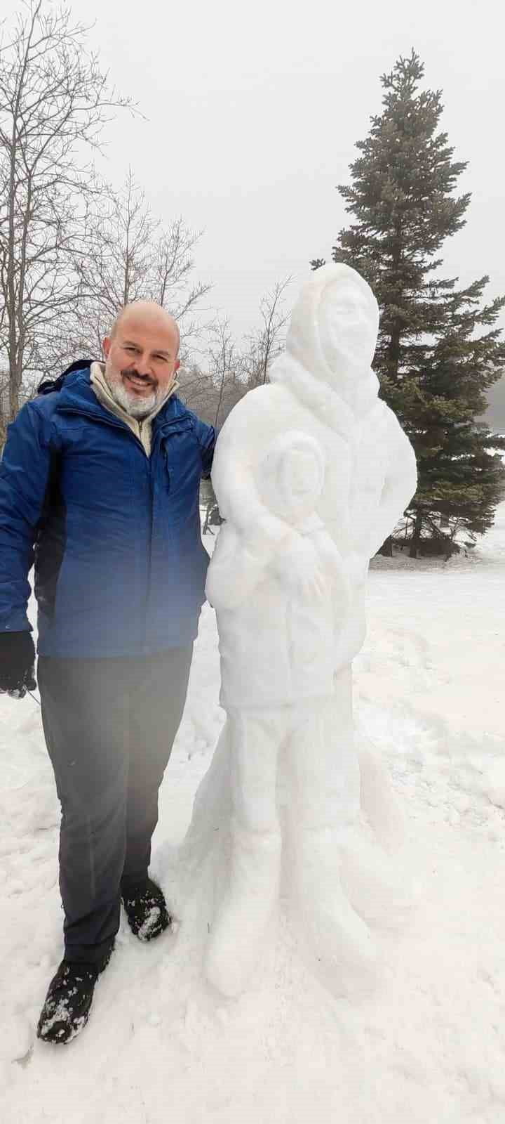 TÜRKİYE’NİN ÖNEMLİ KIŞ TURİZM MERKEZLERİNDEN ULUDAĞ’DA, KAR YAĞIŞINI FIRSATA ÇEVİREN VATANDAŞIN...