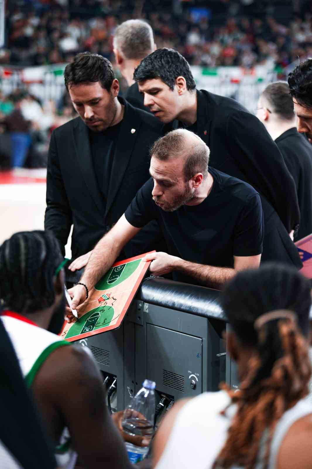 TÜRKİYE SİGORTA BASKETBOL SÜPER LİGİ’NİN 18. HAFTASINDA KARŞIYAKA, EVİNDE FENERBAHÇE’YE 91-55...