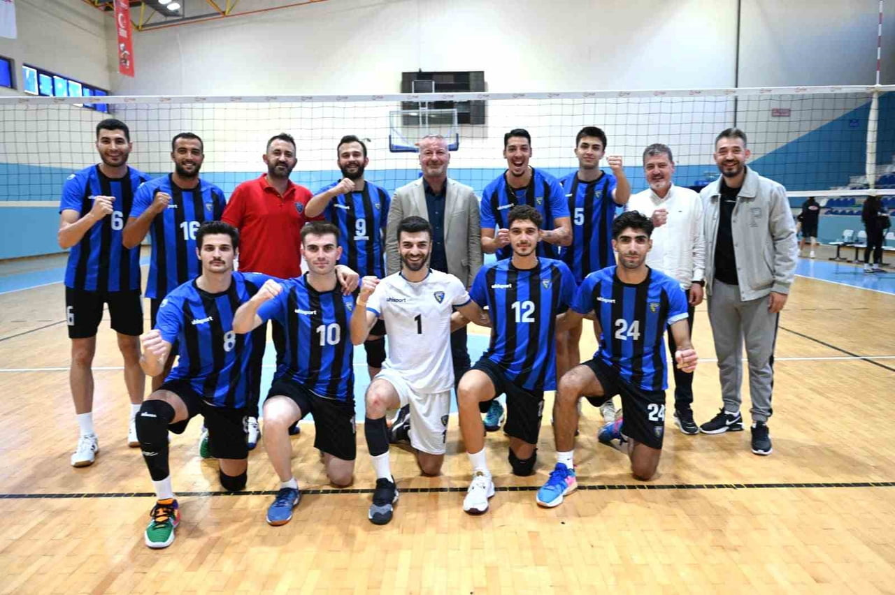 TÜRKİYE VOLEYBOL FEDERASYONU (TVF) ERKEKLER 2. LİG 2. GRUP’TA PLAY-OFF MÜCADELESİ VEREN KARACABEY...