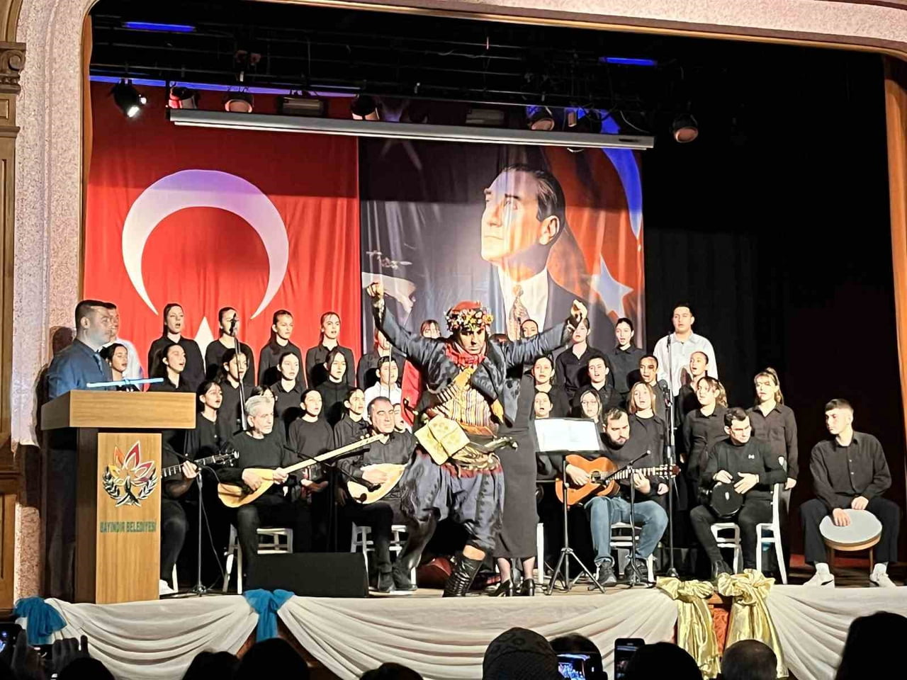 TÜRKÜ EŞLİĞİNDE SERGİLENEN ZEYBEK GÖSTERİSİ, İZLEYİCİLERDEN BÜYÜK BEĞENİ TOPLADI.