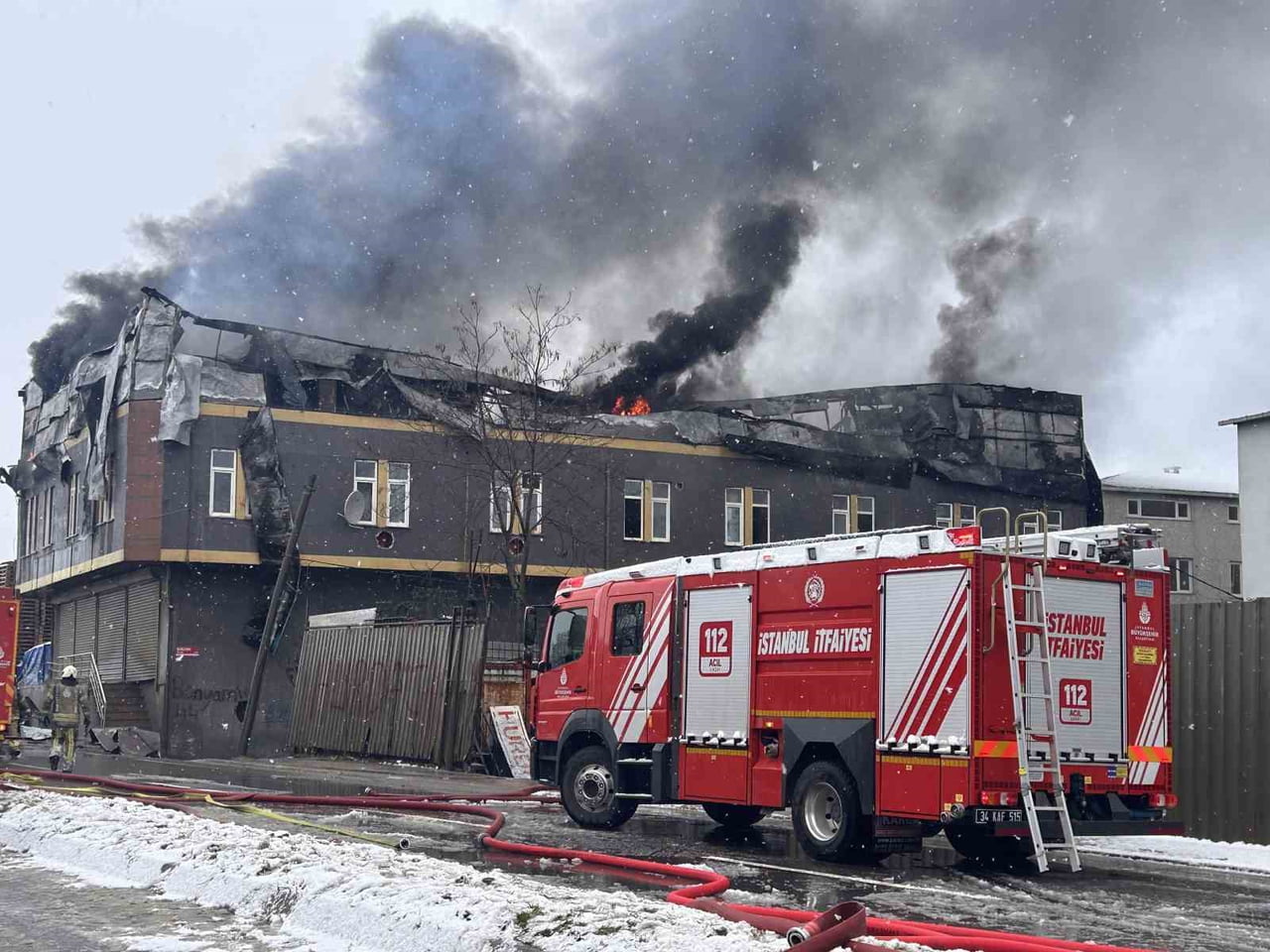 TUZLA'DAKİ ÇAKMAK FABRİKASINDA ÇIKAN YANGIN KONTROL ALTINA ALINDI