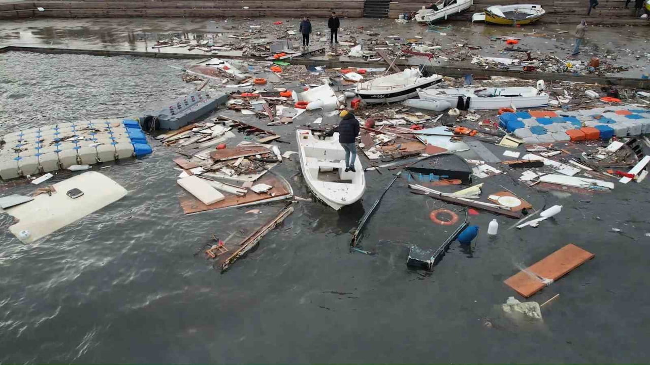 TUZLA İLÇESİNDE ETKİSİNİ ARTIRAN ŞİDDETLİ FIRTINA VE SAĞANAK YAĞIŞ, SAHİL KESİMİNDE BÜYÜK ZARARA...