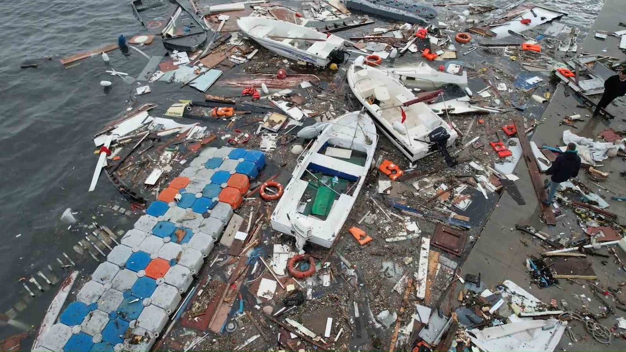 TUZLA İLÇESİNDE ETKİSİNİ ARTIRAN ŞİDDETLİ FIRTINA VE SAĞANAK YAĞIŞ, SAHİL KESİMİNDE BÜYÜK ZARARA...