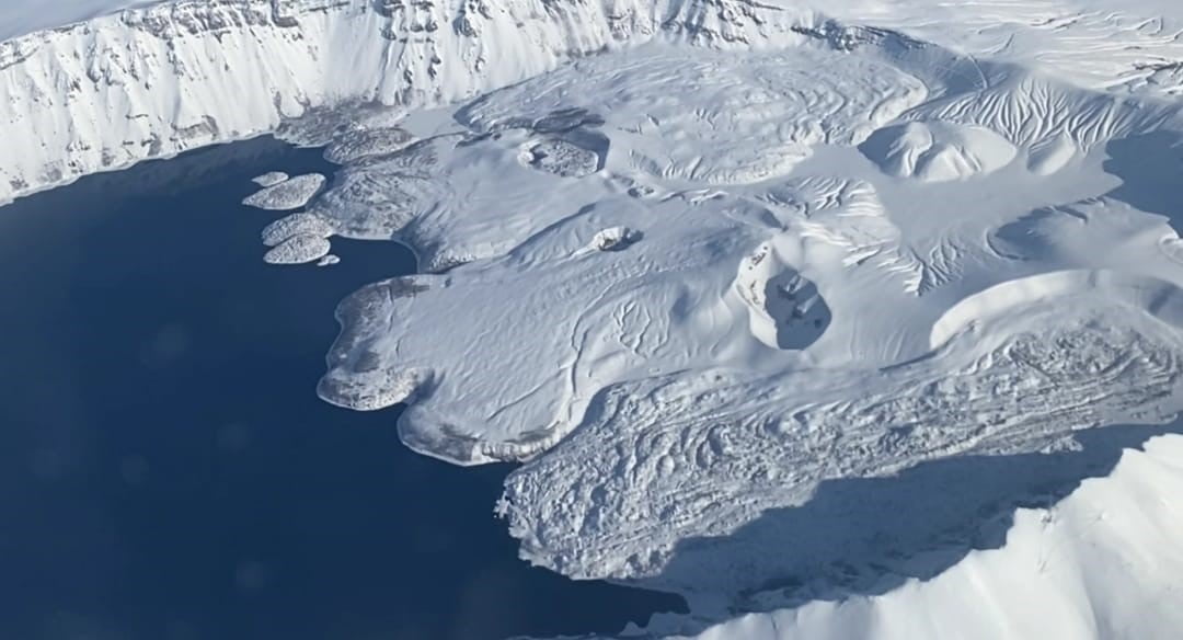 UÇAKTAN ÇEKİLEN NEMRUT KRATER GÖLÜ’NÜN KIŞ GÜZELLİĞİ MEST ETTİ
