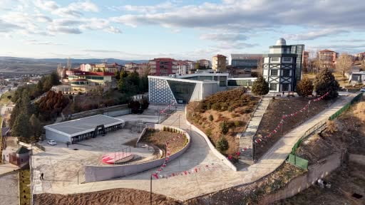 Ücretsiz buz pisti çocukların yüzünü güldürdü