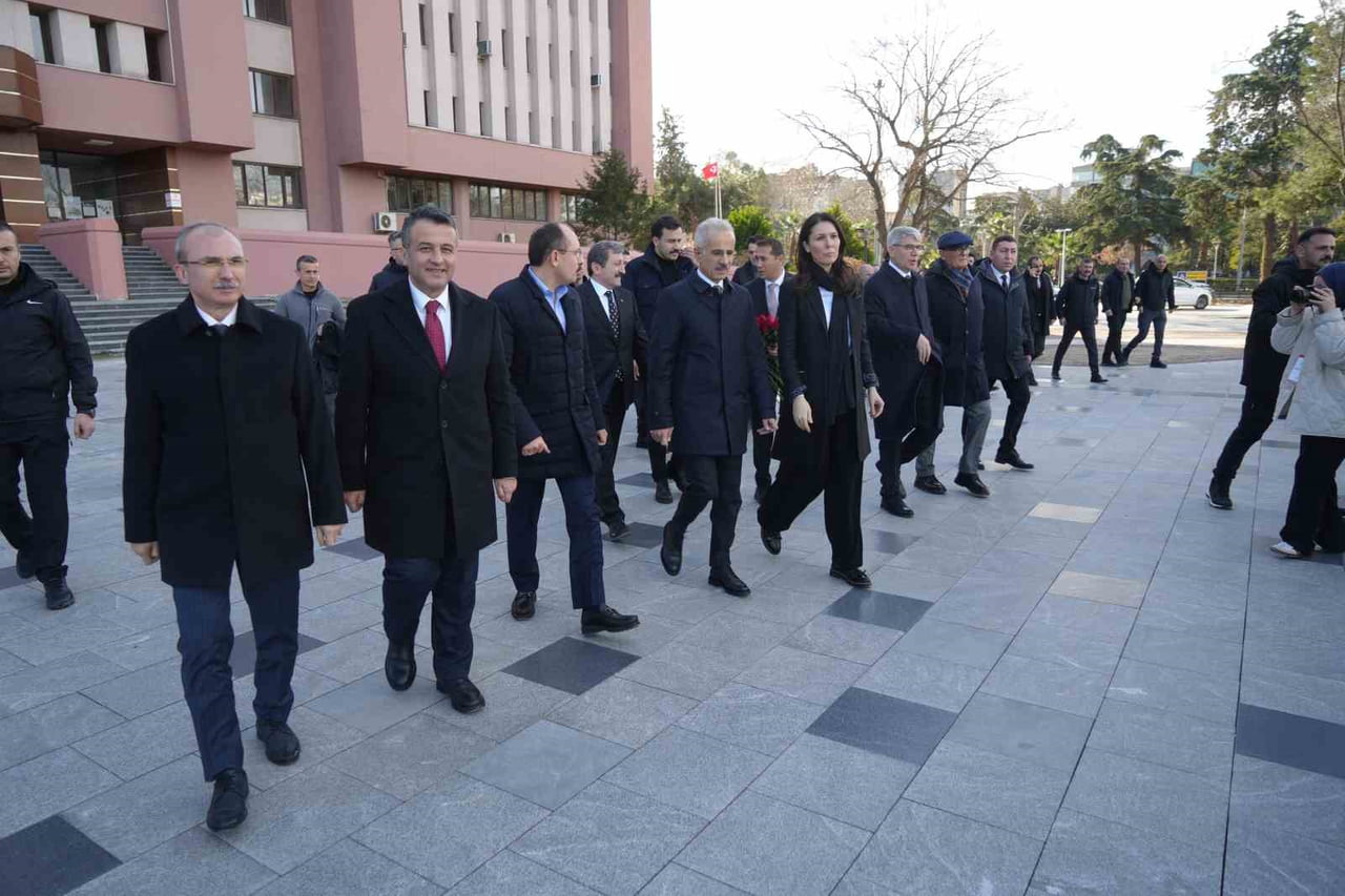 ULAŞTIRMA VE ALTYAPI BAKANI ABDÜLKADİR URALOĞLU, SAMSUN VALİLİĞİ ÖNÜNDE BAŞLATILAN PEYZAJ VE...