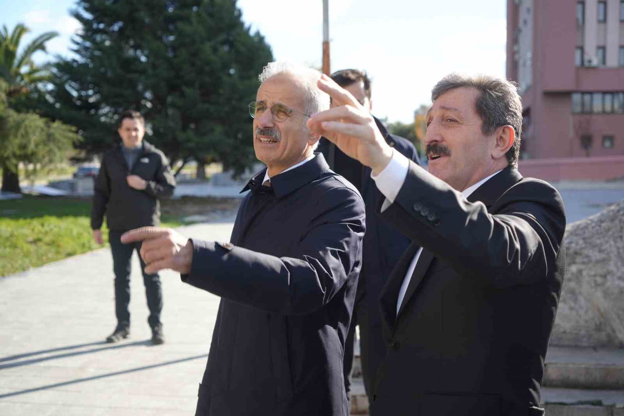 ULAŞTIRMA VE ALTYAPI BAKANI ABDÜLKADİR URALOĞLU, SAMSUN VALİLİĞİ ÖNÜNDE BAŞLATILAN PEYZAJ VE...