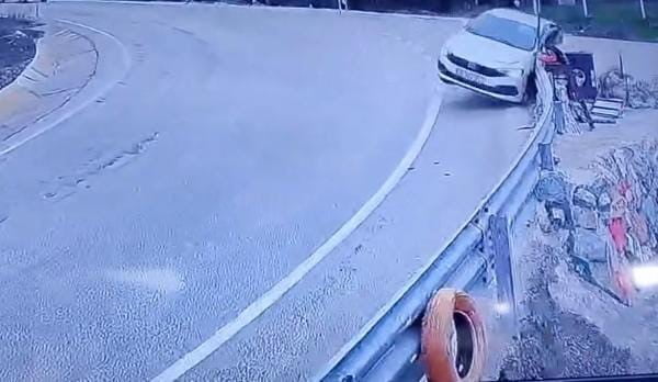 ULUDAĞ YOLUNDAN İNİŞ YAPAN BİR OTOMOBİLİN VİRAJI ALAMAYARAK BARİYERLERE ÇARPTI.