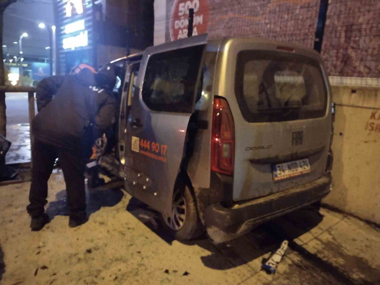 ÜMRANİYE'DE TRAFİK KAZASI İKİSİ AĞIR 3 YARALI