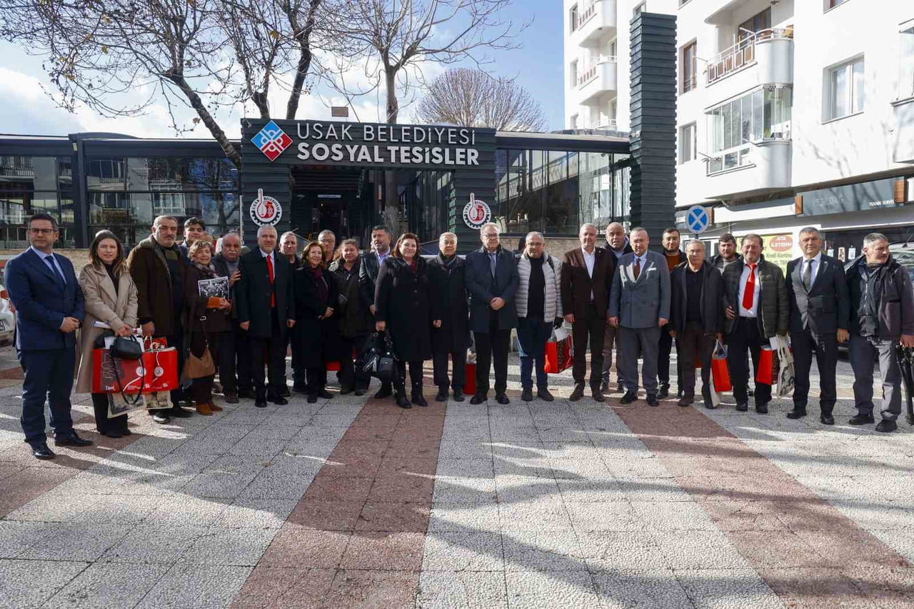 UŞAK BELEDİYE BAŞKANI ÖZKAN YALIM, 10 OCAK ÇALIŞAN GAZETECİLER GÜNÜ DOLAYISIYLA KENTTE GÖREV YAPAN...