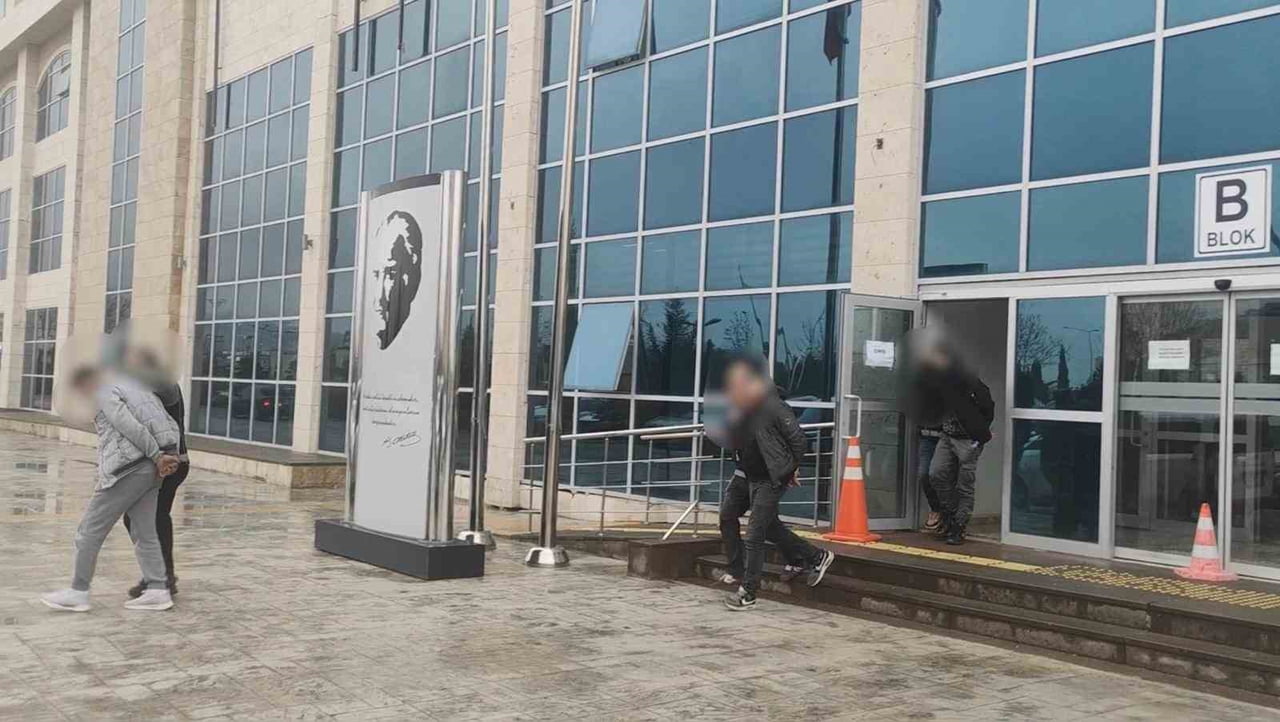 UŞAK’TA 2 AYRI UYUŞTURUCU OPERASYONUNDA GÖZALTINA ALINAN 3 KİŞİ ÇIKARILDIKLARI MAHKEMECE...