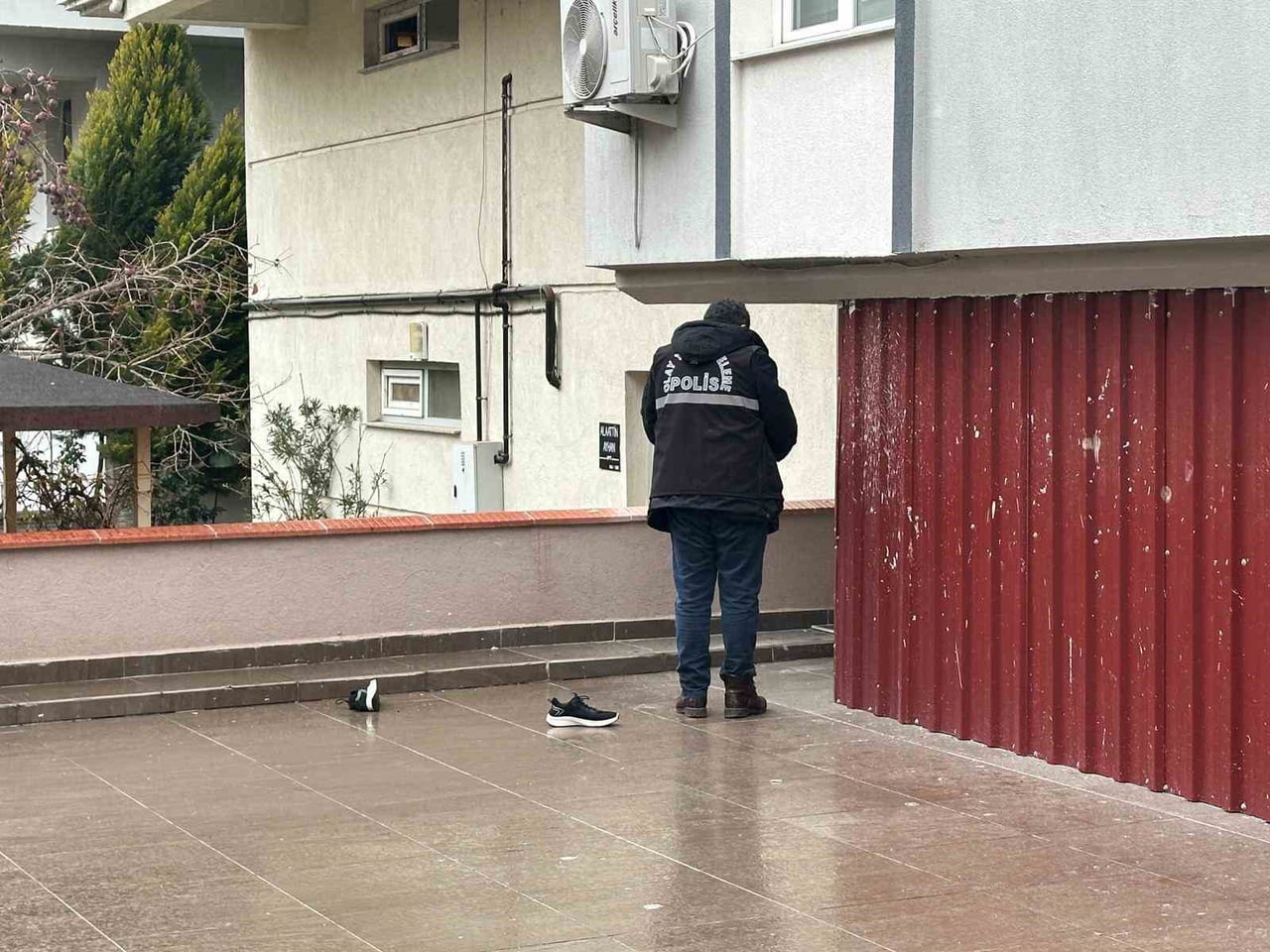 UŞAK’TA ANTEN TAMİRCİSİYLE ÇATIYA ÇIKAN 45 YAŞINDAKİ KİŞİ, DÜŞME SONUCU HAYATINI...