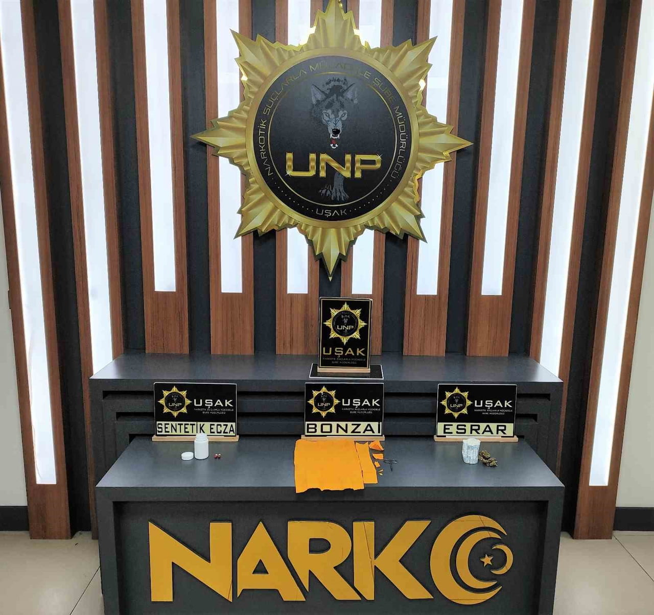 UŞAK’TA BİR ADRESE YAPILAN UYUŞTURUCU OPERASYONUNDA ÇOK SAYIDA UYUŞTURUCU MADDE ELE GEÇİRİLİRKEN...