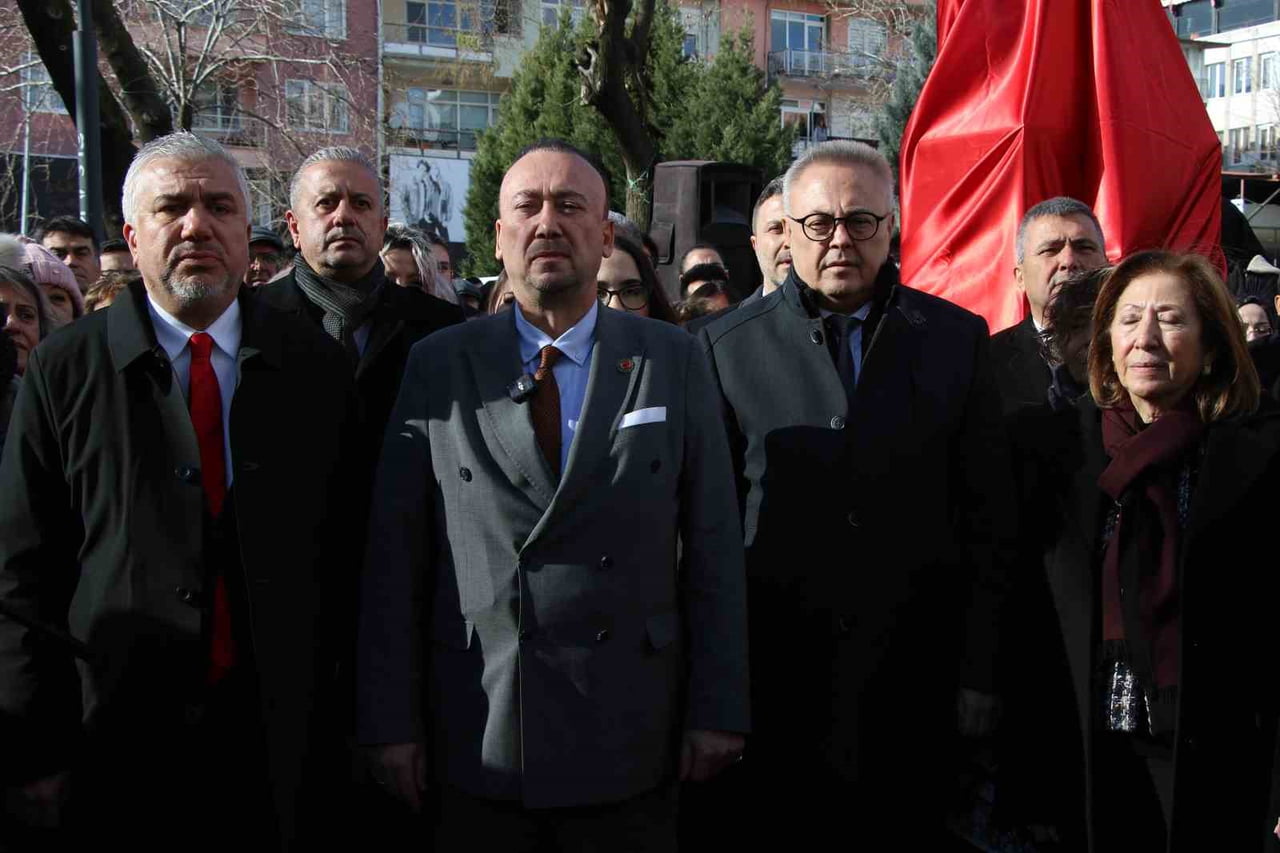 UŞAK’TA İSMET PAŞA CADDESİ’NDE İSMET İNÖNÜ BÜSTÜNÜN AÇILIŞI.