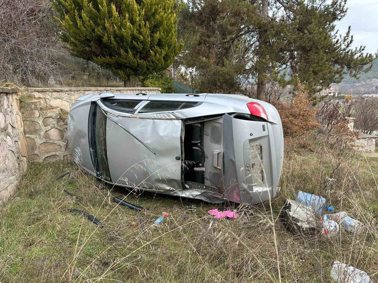 UŞAK’TA KONTROLDEN ÇIKAN OTOMOBİLİN BAHÇEYE DEVRİLMESİ SONUCU MEYDANA GELEN KAZADA 1 KİŞİ...